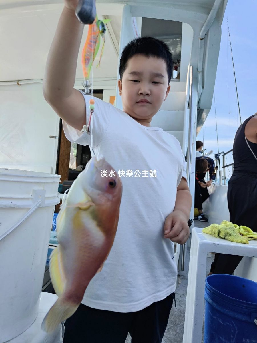 kid-catches-tongjing-fish-taiwan.jpg
