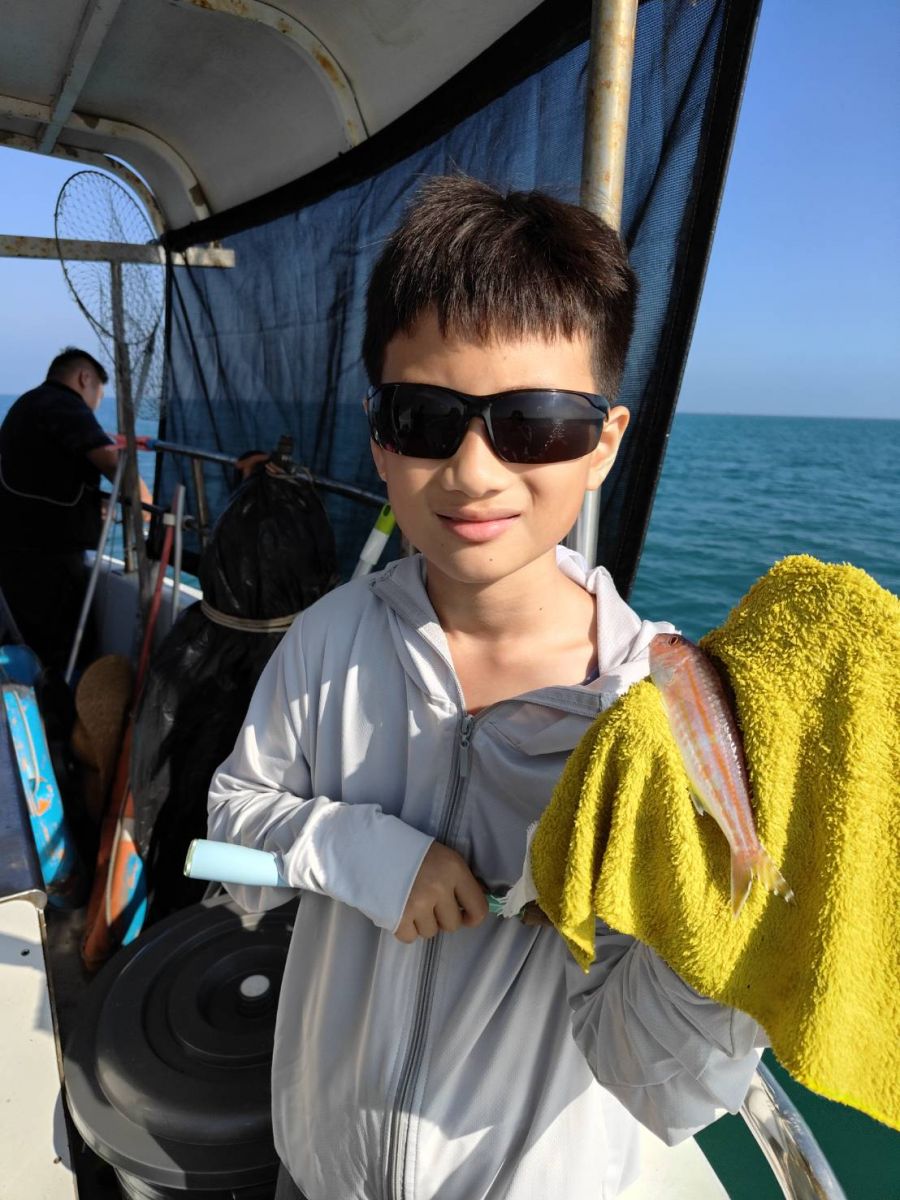 kid-catches-tongjing-fish-taiwan.jpg
