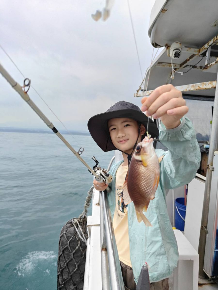 kid-catches-tongjing-fish-taiwan.jpg